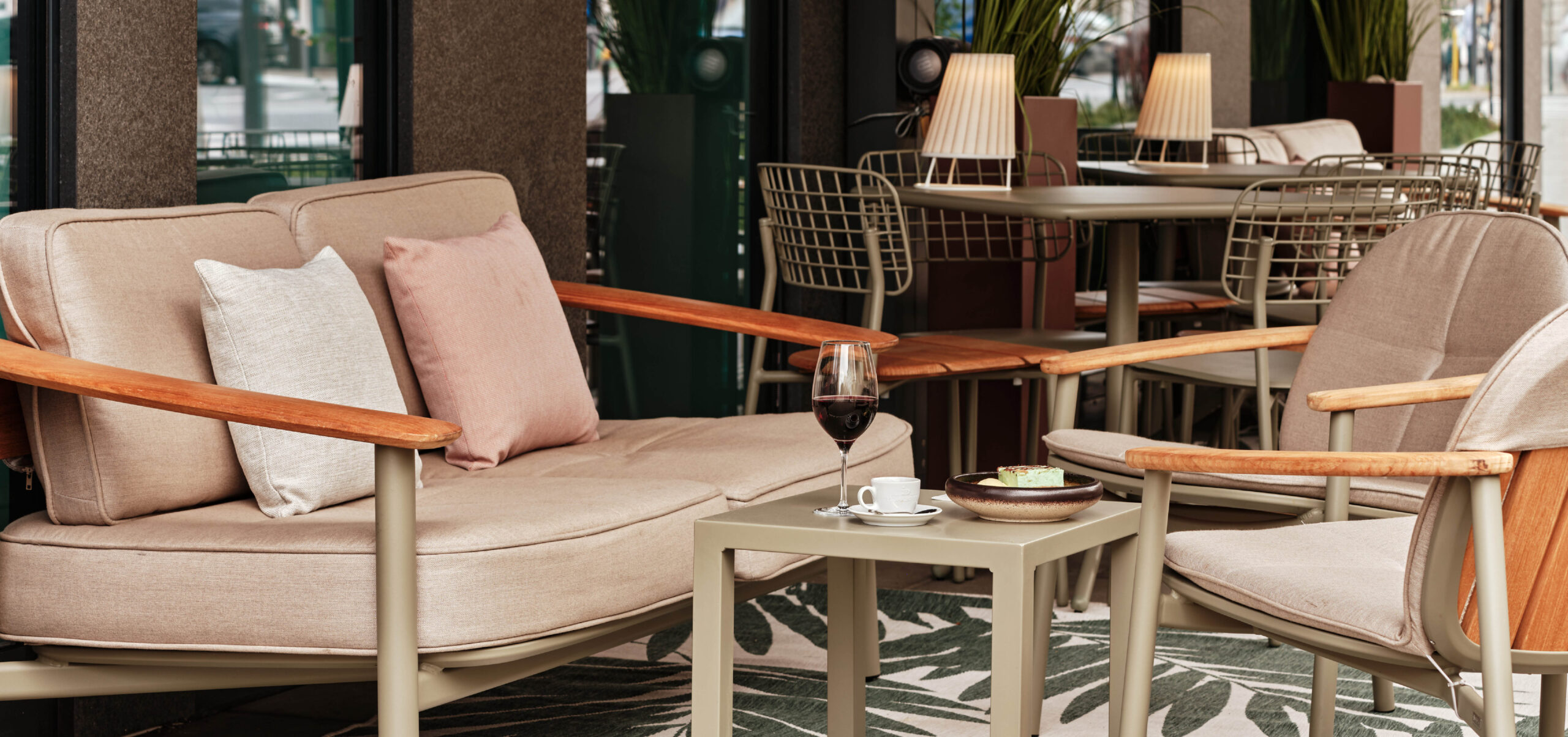COZY, MODERN ATMOSPHERE WITH COMFORTABLE SPACES FOR RELAXATION